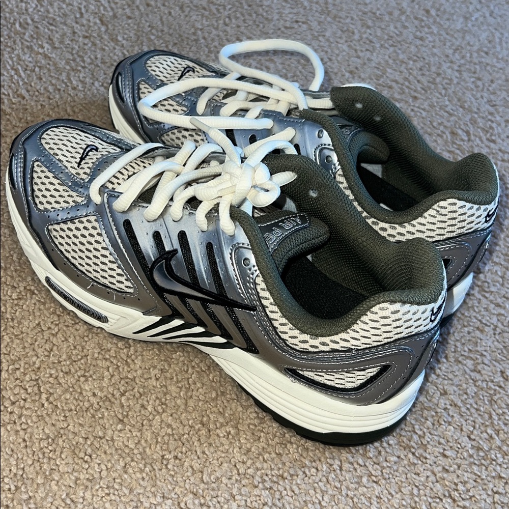 Nike White and Gray Running Shoes - Picture 4 of 8